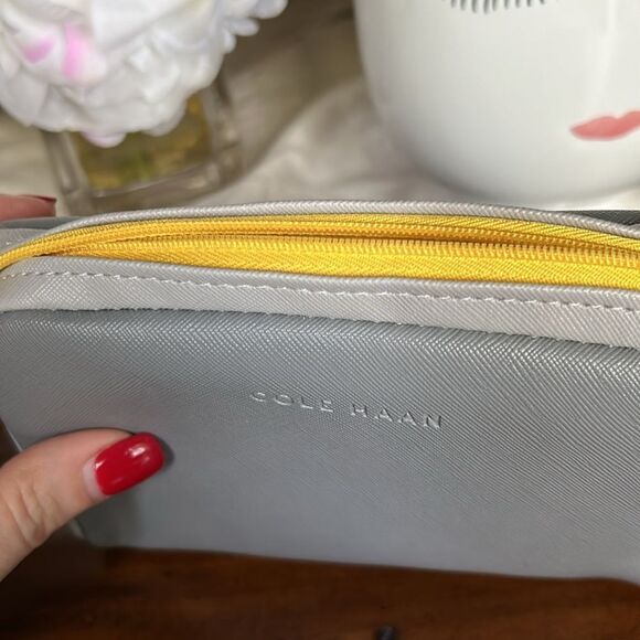 COLE HAAN  American Airlines Toiletry Cosmetic Bag 2 lip balm and 2 dental kit - Picture 3 of 10